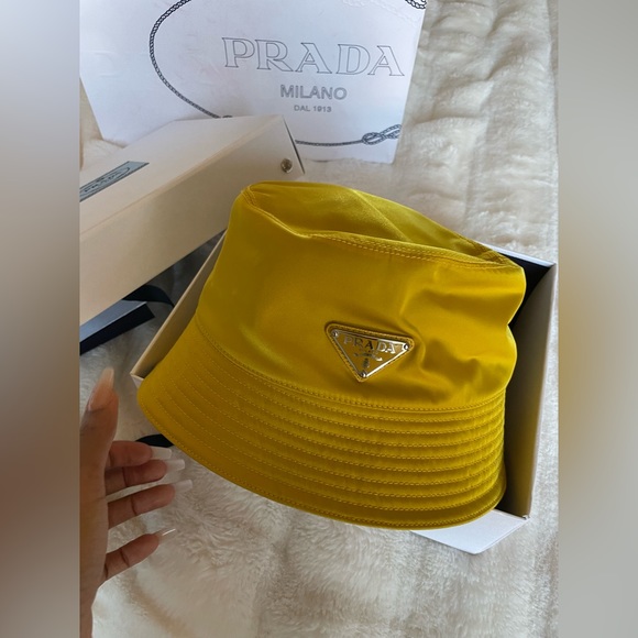 PRADA Re-Nylon BUCKET HAT YELLOW - Picture 3 of 12